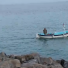 Ventimiglia, pescatore dalla barca regala soldi a un migrante