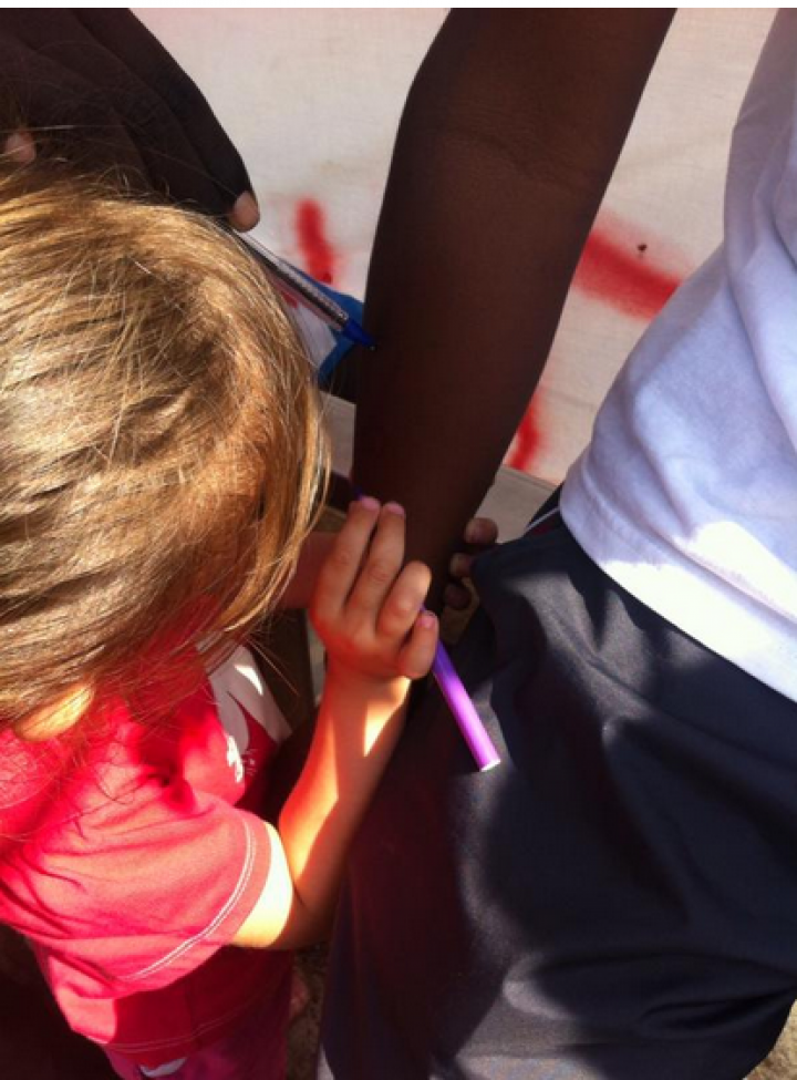 La bambina che regalava caramelle a Ventimiglia ora disegna le braccia ai migranti fermi al confine