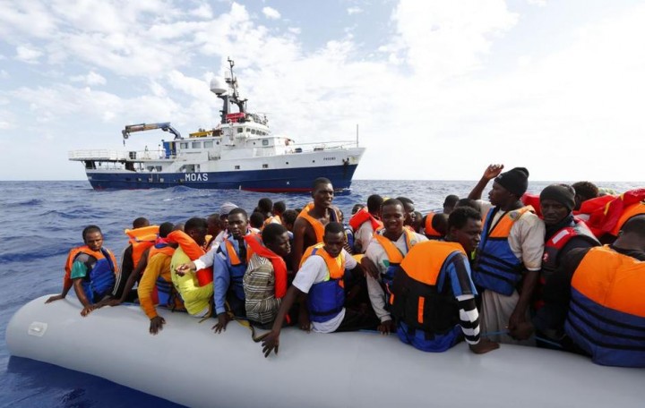 A Messina sbarca la nave della solidarietà con 400 migranti a bordo