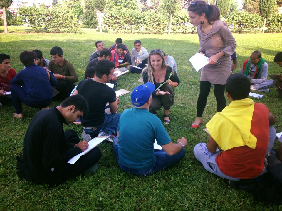 Udine, lezioni di italiano al parco ai richiedenti asilo. “Anzi no scusate, lezioni di vita a noi, a tutti noi”